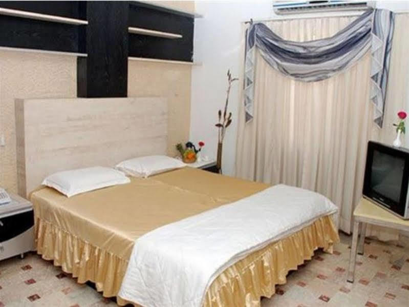 Hotel Tanisha Hyderabad Esterno foto